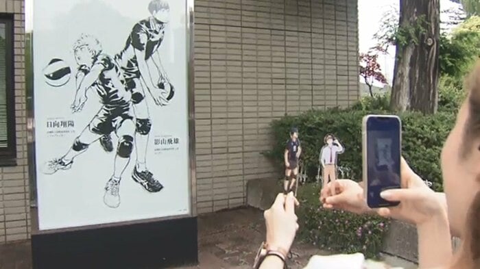 アクリルスタンドと写真を撮るファンも