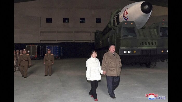 ICBM「火星17」型の試験発射を妻、娘と視察（2022年11月）