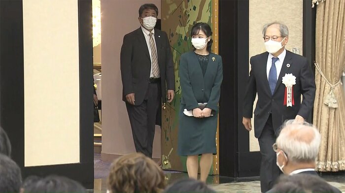 緑化事業の表彰式に出席された佳子さま。濃いグリーンの装いが印象的だった(今年11月)
