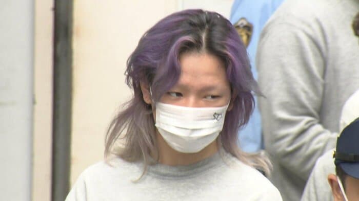 送検される工藤容疑者(東京・池袋署 2日午前)