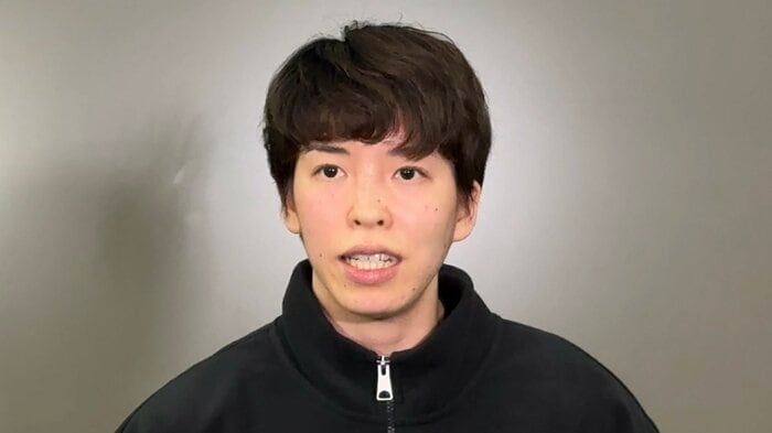 出発直前に取材に答える林咲希選手(1月29日、成田空港)