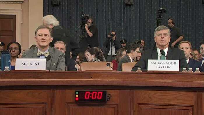 公聴会で証言したジョージ・ケント国務次官補代理(左)とウィリアム・テイラー駐ウクライナ代理大使