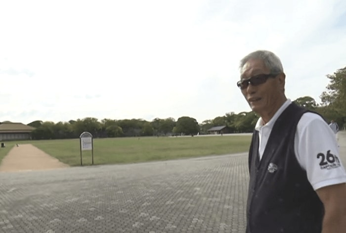 平和台球場跡地を訪れた権藤さん
