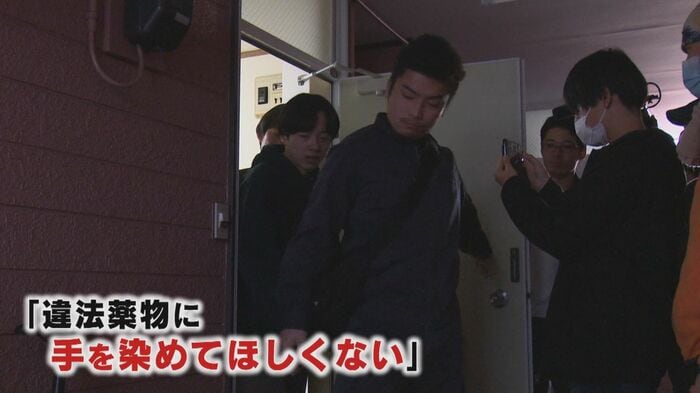 再現ドラマの連行シーン