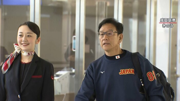 優勝を果たし、帰国した栗山監督(23日・成田空港)