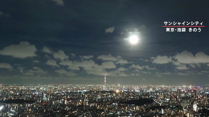夜景とスーパーブルームーン
