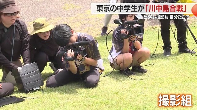 プロのサポートを受けながら真剣にカメラを構える撮影組の生徒たち