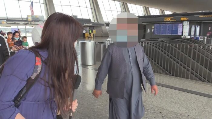家族をアフガンに残してきた男性 (8月21日ワシントン・ダレス国際空港)