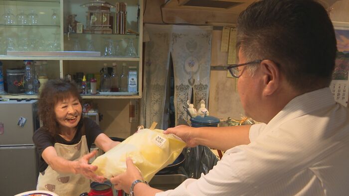 プレゼントを手に入店した常連客