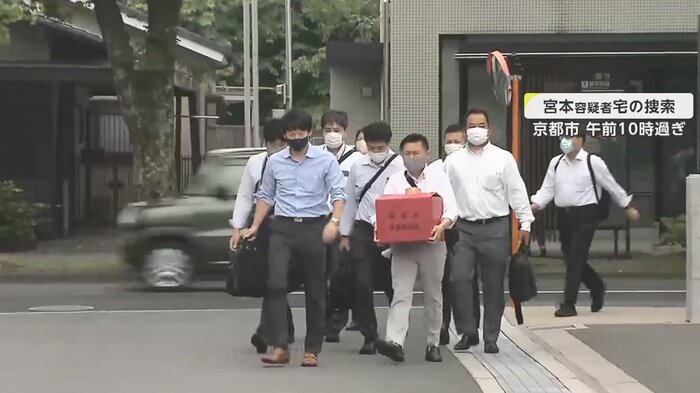 容疑者宅へ向かう捜査員たち