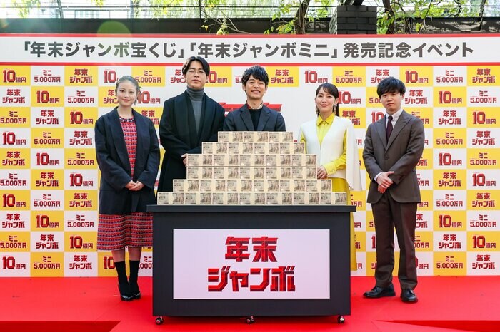 (左から)今田美桜さん、成田凌さん、妻夫木聡さん、吉岡里帆さん、矢本悠馬さん