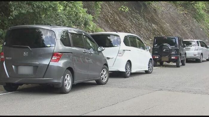この日も駐車場に入れず路上駐車する車が多く見られた