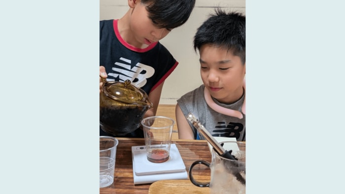 夏休み、子供たちがソフトドリンク作りを体験した