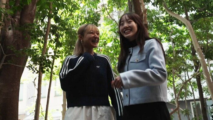 カフェ前を笑い合いながら歩く2人
