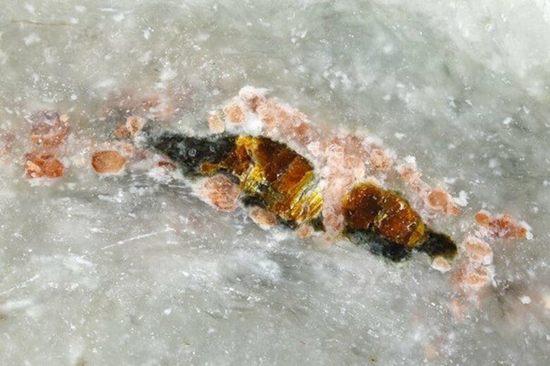 新鉱物・アマテラス石の発見