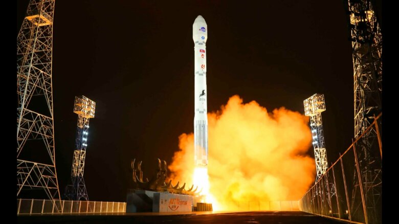 北朝鮮が昨夜の“偵察衛星搭載ロケット”発射写真を公開　打ち上げ成功と伝える｜FNNプライムオンライン