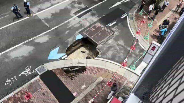陥没の国体道路　午前7時前に通行再開　徹夜で復旧作業続ける　埋め戻しが完了　福岡｜FNNプライムオンライン