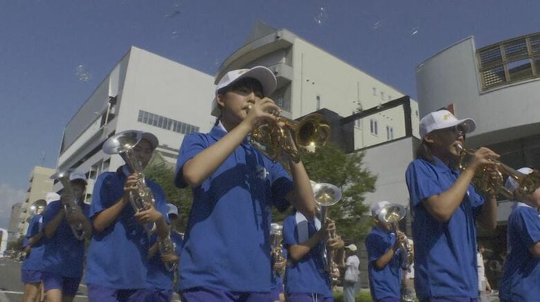 OMFを歓迎！小中学生1700人がパレード　お揃いの衣装で練習の成果披露　「楽しく吹けました」｜FNNプライムオンライン