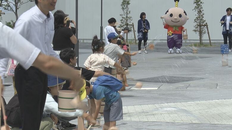 会場の気温が1度下がる…商業施設で夏恒例の打ち水イベント 地区内のスケートリンクの整備で出る氷水を再利用｜FNNプライムオンライン
