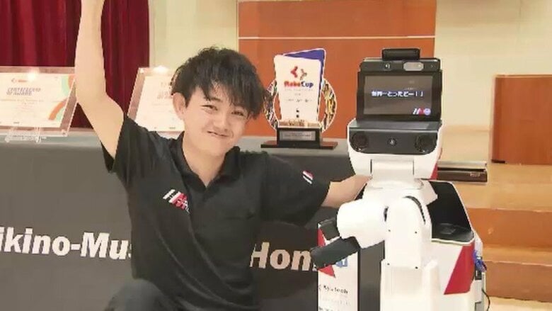 ロボットの世界大会で2連覇果たす　九工大と北九州市立大のチーム　市役所で喜びの報告　副市長に好みの飲み物出す動きも披露　福岡｜FNNプライムオンライン