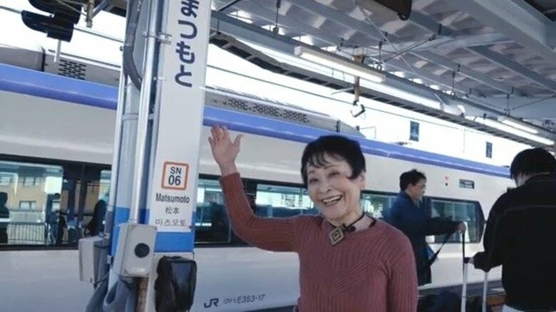「まつもとぉ～まつもとぉ～」“声の主”沢田敏子さんが初めてJR松本駅へ「記憶に残り続けたらうれしい」設備の更新などで名物アナウンスが聞き納めに　市民・観光客に愛され40年　｜FNNプライムオンライン