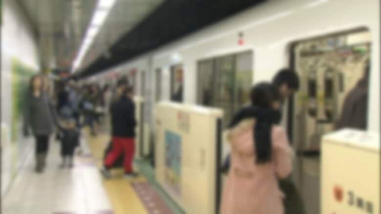 市営地下鉄の車両ドアにヒビ…駅員が養生し発車→帰宅ラッシュと重なり最大12分の遅れ―けが人なし＜北海道札幌市の東西線・宮の沢駅＞｜FNNプライムオンライン
