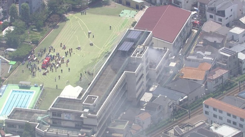 東京・北区の小学校火災で児童ら10人が搬送　逃げ遅れ有無確認中　児童1人が転倒し骨折　ストーブ点検中に出火か｜FNNプライムオンライン