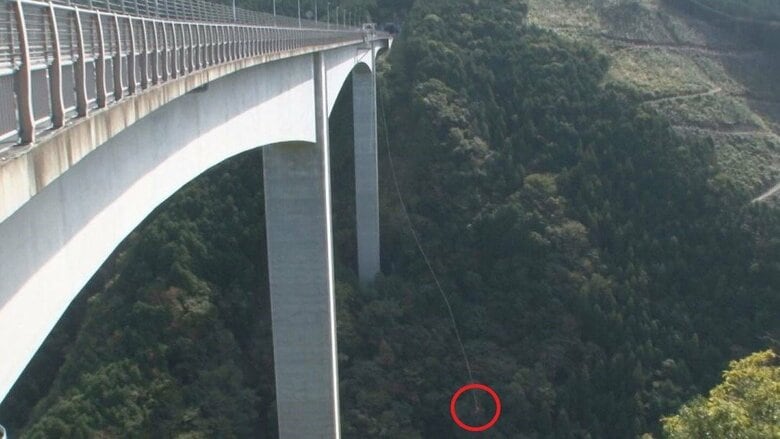 高低差215m…日本一のバンジージャンプが岐阜にあった 橋の上から真っ逆さまの7秒間は「空飛ぶ感じ」｜FNNプライムオンライン