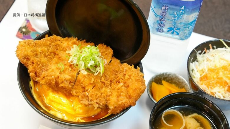 初日の勝負めし　藤井竜王は「とじないかつ丼」　佐々木八段は「ふくいサーモンアボカド丼とふくいポークの豚汁」　｜FNNプライムオンライン