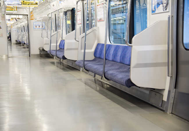 多くの電車内では、このような「スタンションポール」が座席の間に設置されている。