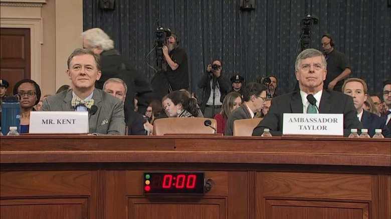 公聴会で証言したジョージ・ケント国務次官補代理(左)とウィリアム・テイラー駐ウクライナ代理大使
