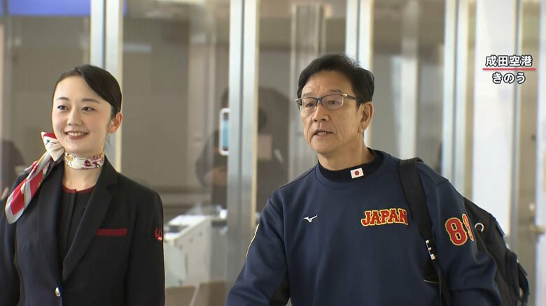優勝を果たし、帰国した栗山監督(23日・成田空港)