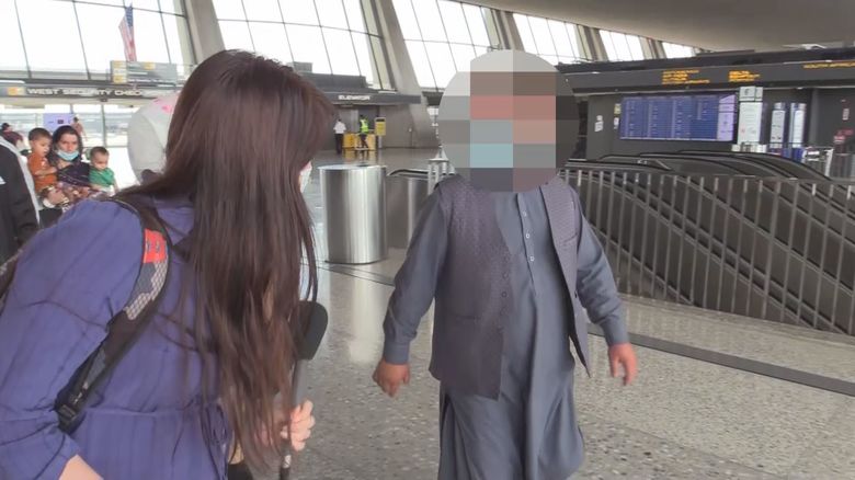 家族をアフガンに残してきた男性 (8月21日ワシントン・ダレス国際空港)