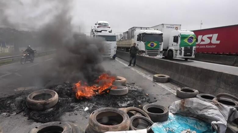 ボルソナロ氏の支援者が選挙結果に抗議し、道路を封鎖。タイヤを燃やすなどした