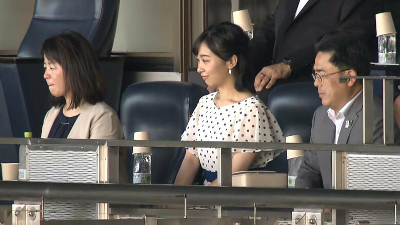 甲子園球場の貴賓席で試合を観戦される佳子さま（1日午後）