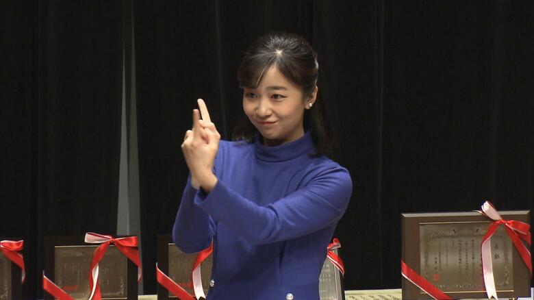 「聴覚障害児を育てたお母さんをたたえる会」では手話であいさつ