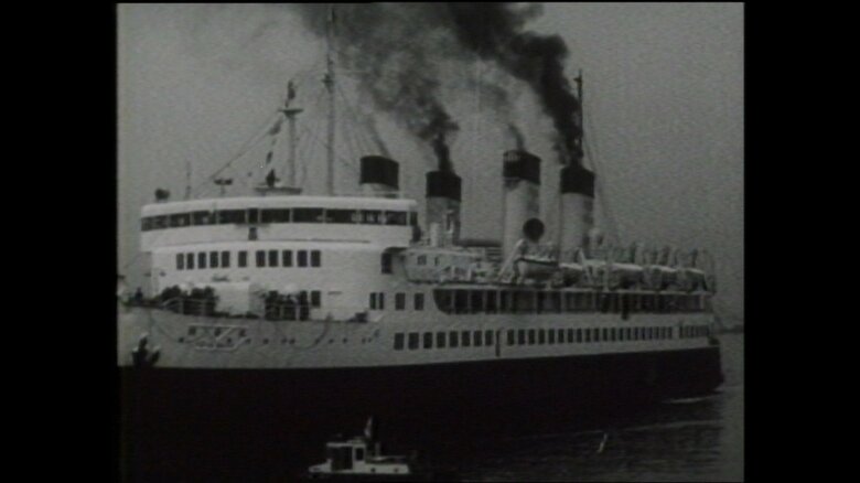 函館を出港する青函連絡船「洞爺丸」（1954年）