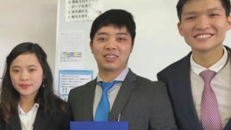 専門学校卒業式のダオさん（中央）