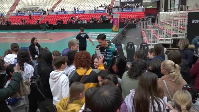 試合後、多くのファンに囲まれる高橋