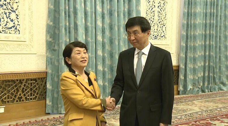 社民党・福島党首と王滬寧氏（北京・人民大会堂）