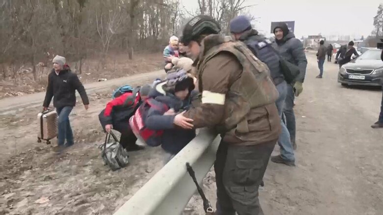 ウクライナ・イルピン　6日　避難中もロシア軍による攻撃が続く