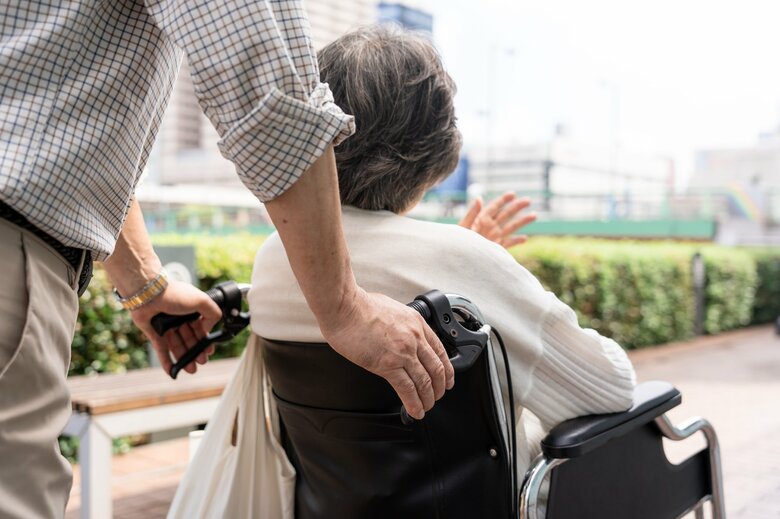 親が老老介護になる前に…関わり方を考えておくことが大事（画像：イメージ）