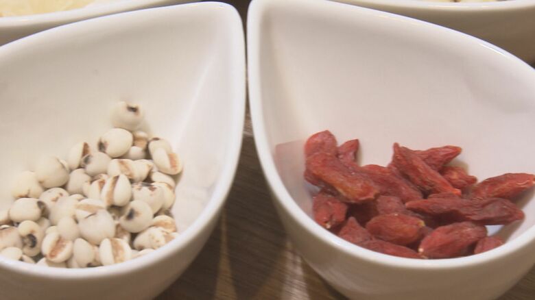 ハトムギ（左）とクコの実（右）