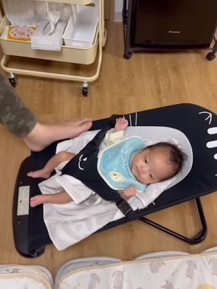 器用に足でバウンサーを操るお父さんにご満悦？