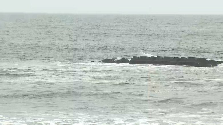 16歳男性が行方不明になった海。神奈川県平塚市では当時、波浪注意報が発表されていた。