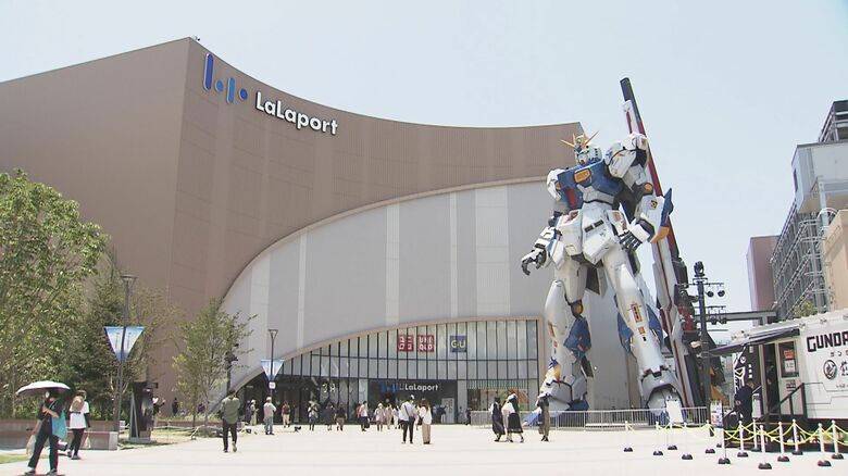 「ららぽーと福岡」の玄関口に設置された実物大ガンダム