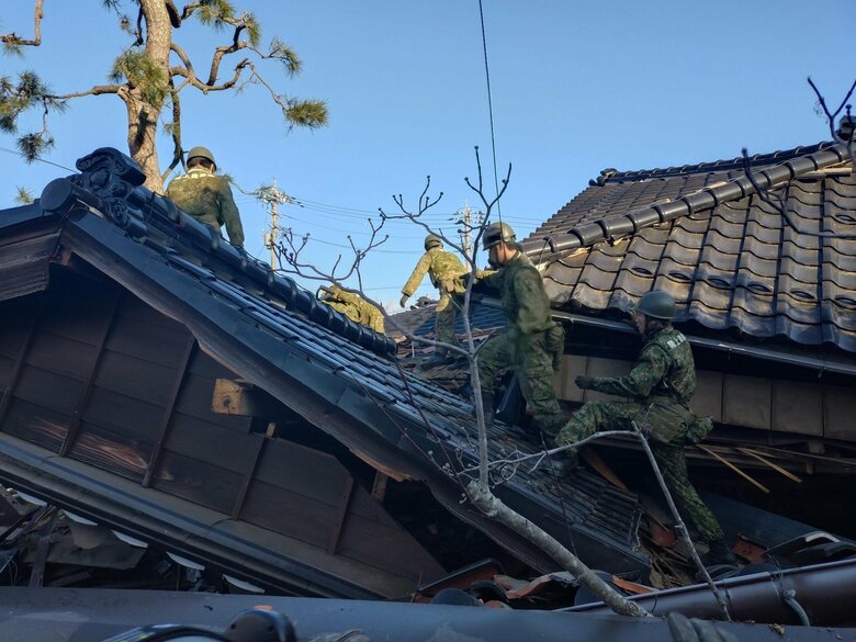 輪島市での人命救助活動　　1月2日　提供：防衛省