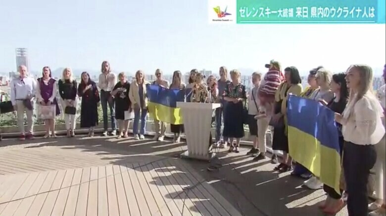 5月21日、「おりづるタワー」屋上の展望台で国歌を歌うウクライナ人