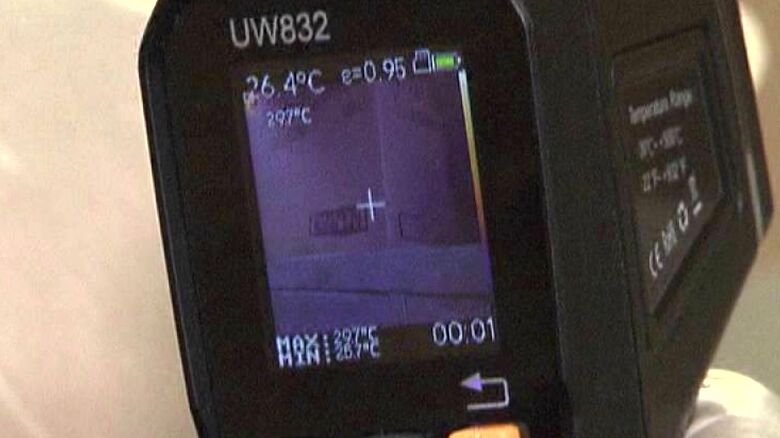 専用機器で電波やWi-Fiを発している機械が隠されていないか調べる