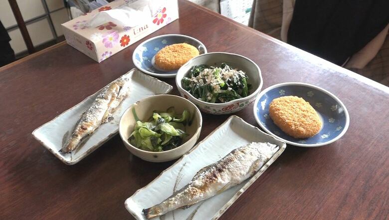 昼食には安楽屋のコロッケと前日に買ったアユ